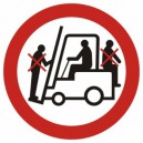 Znak Zakaz przewozu osób na urządzeniach transportowych